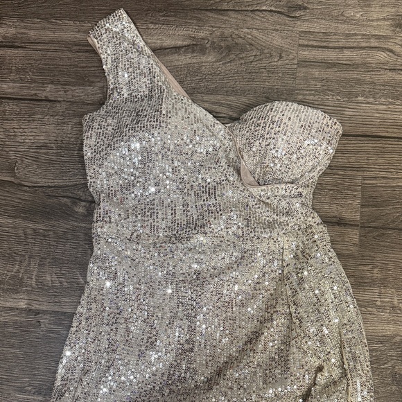Elegant Gold Sequin One-Shoulder Dress - Picture 3 of 9